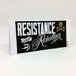 Carte postale artisanale imprimée en linogravure, avec un message de résistance et rébellion.