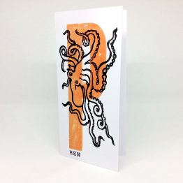 Carte postale artisanale en linogravure avec une pieuvre et la lettre P.